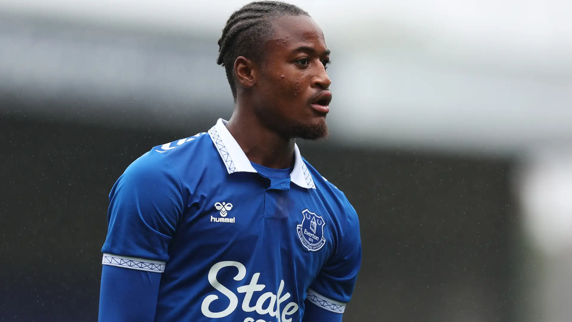 Acusação de apostas no futebol inglês: promessa do Everton é denunciada pela FA